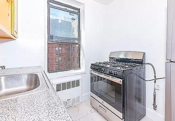 5th image of 275 Clarkson Ave #304