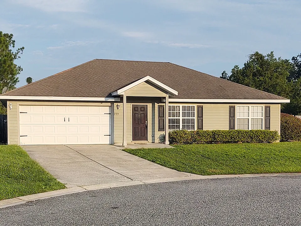 999 SW Yorktown Gln