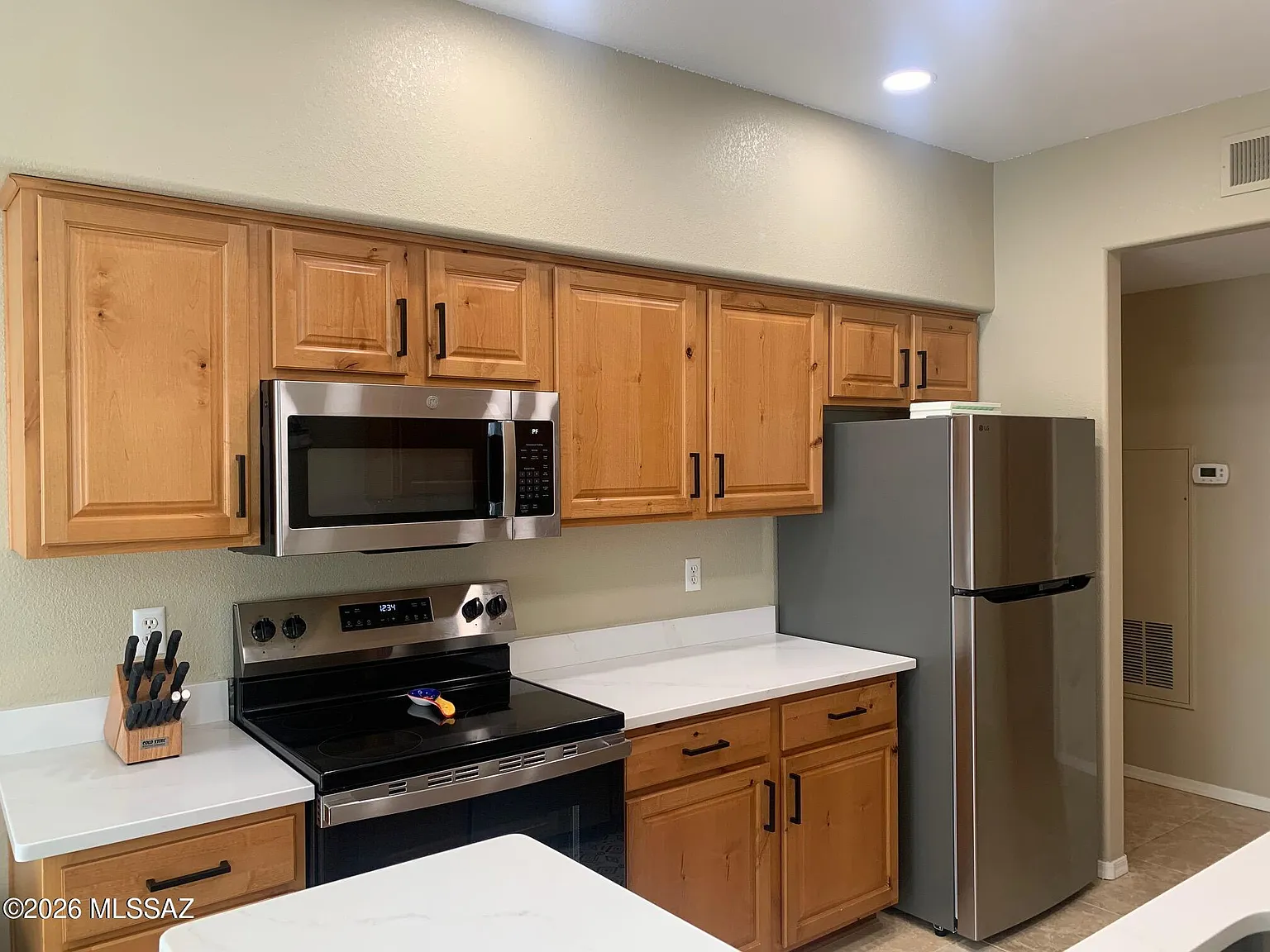 3 bed, 2.0 bath, 1271 sqft, $2,000 — Photo 2