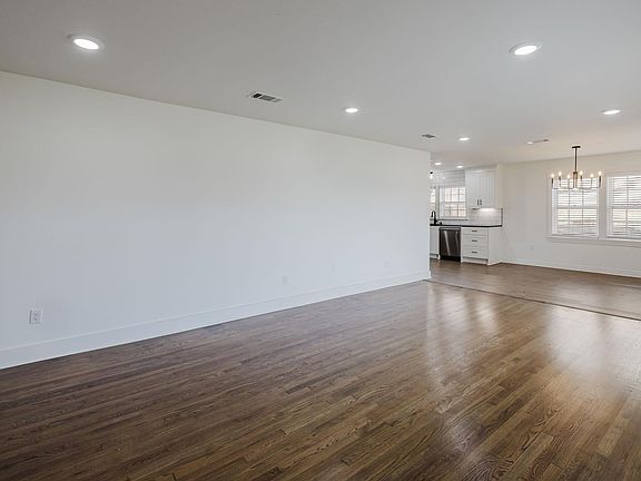 5th image of 213 E Narroway