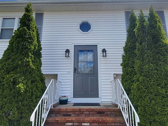 3rd image of 52 Alford St