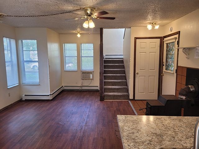 2102 Grove Cir. W, Apt. B - living room