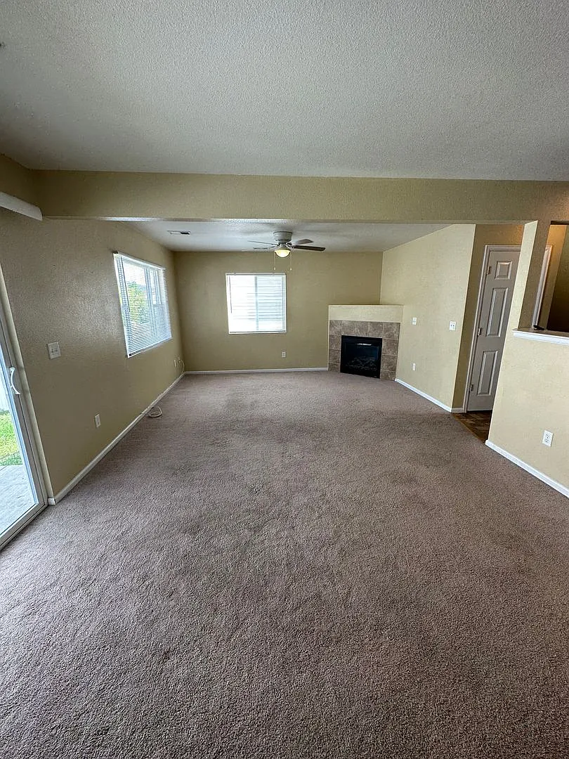 3 Bedroom, 2.5 Bathroom Southpark Twin Home With 2 Car Attached Garage — Photo 3