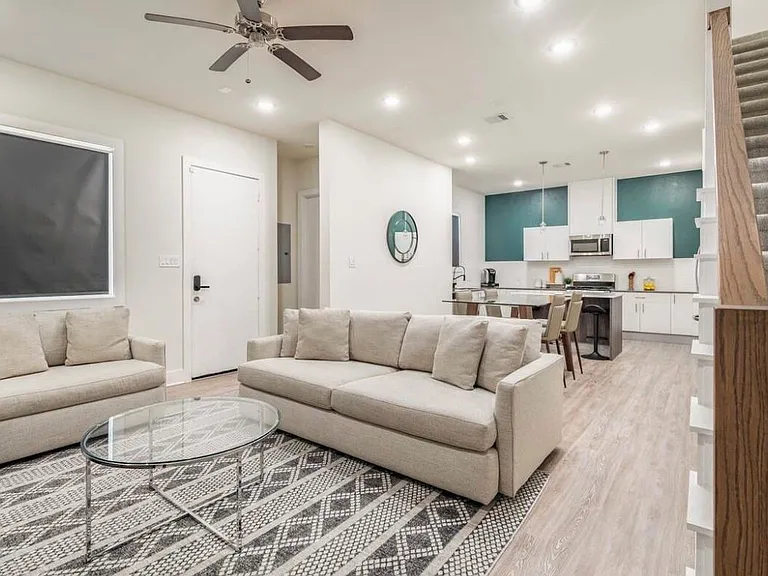 10211 Las Nubes Ave — Photo 3