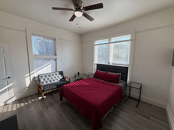 4th image of 907 D Ave #1