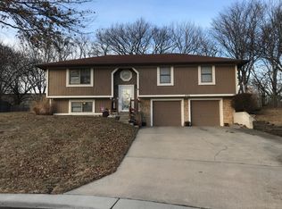1722 NE Ridgeview Dr, Lees Summit, MO 64086