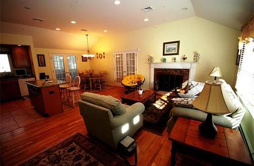 4th image of 46 Evergreen St
