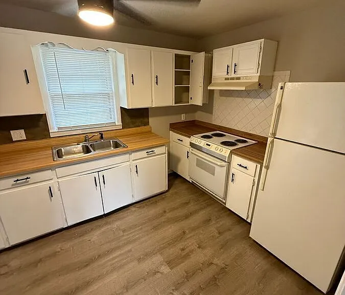 4612 E Linwood Blvd — Photo 4