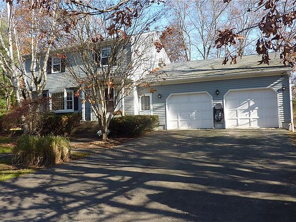 3rd image of 28 Carrie Ann Dr