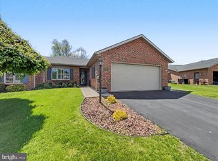 330 Parkwood Dr, Chambersburg, PA 17201