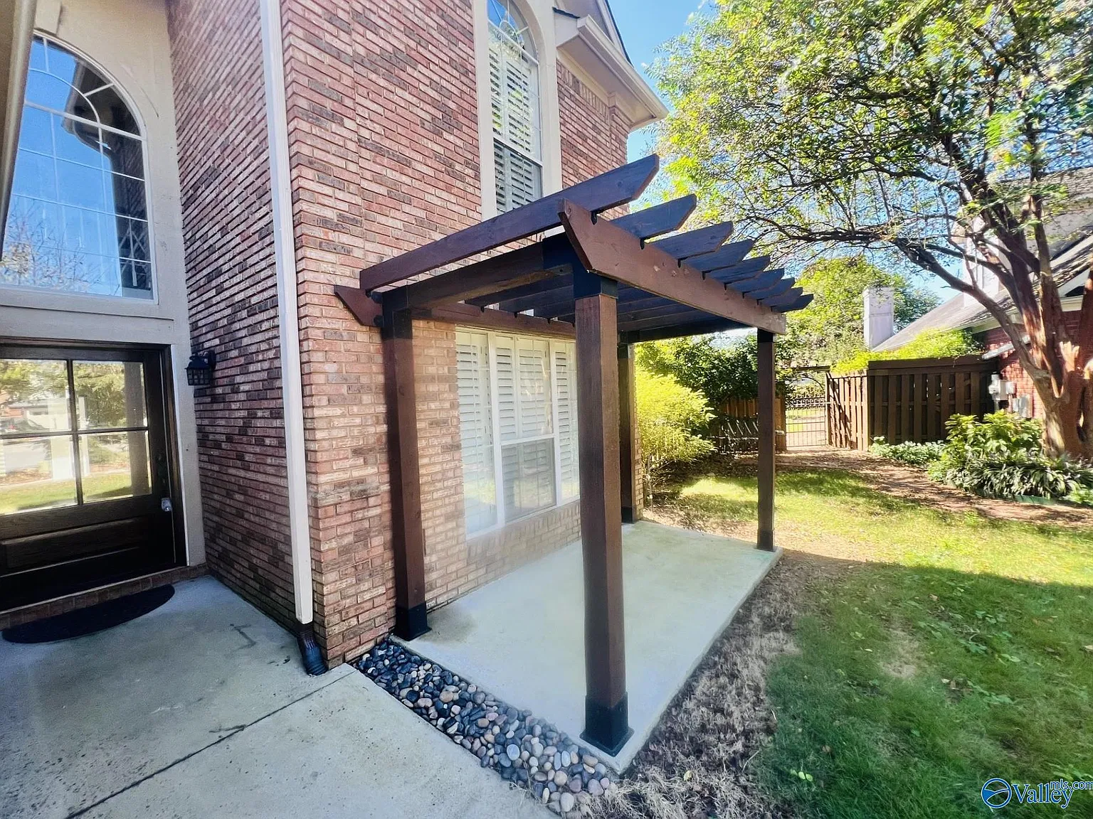 4 bed, 2.5 bath, 2550 sqft, $2,295 — Photo 2