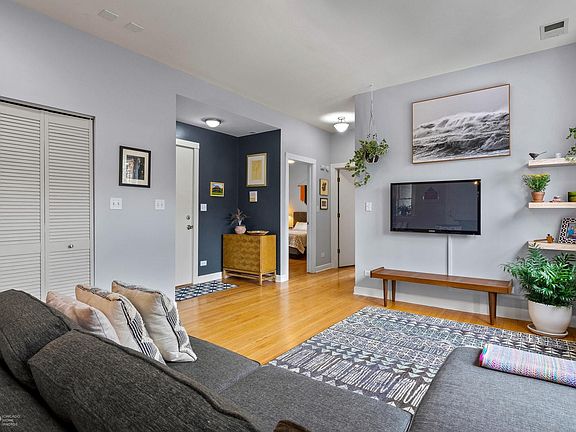 4th image of 1438 W Carmen Ave #2