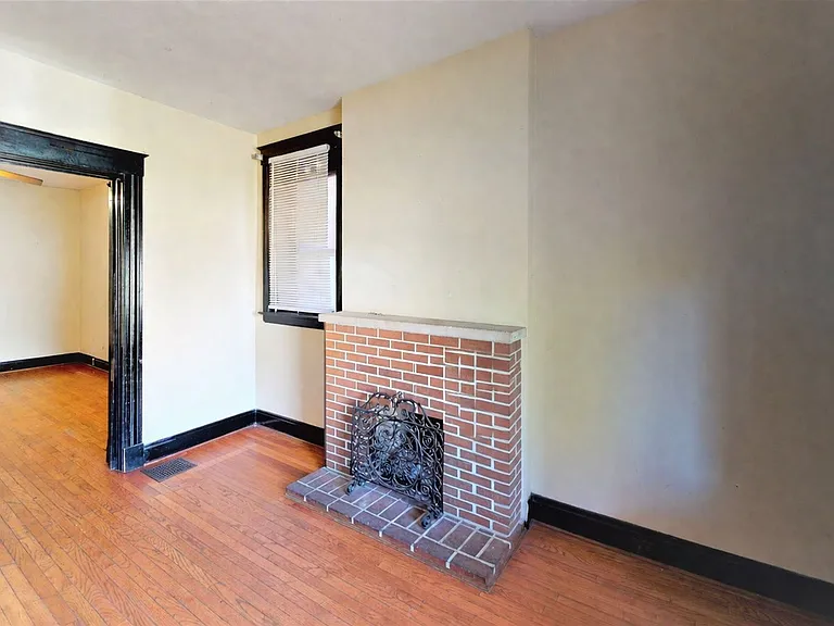 2358 Stratford Ave — Photo 2