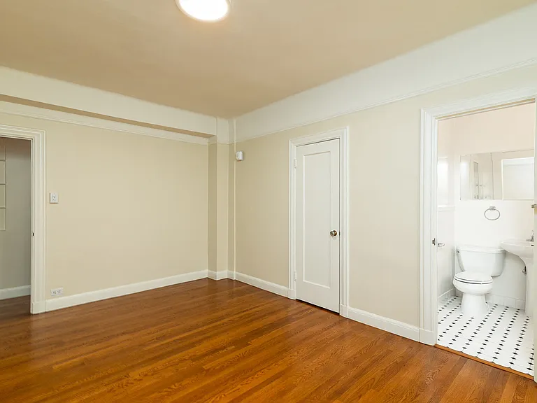 2275 Broadway — Photo 14