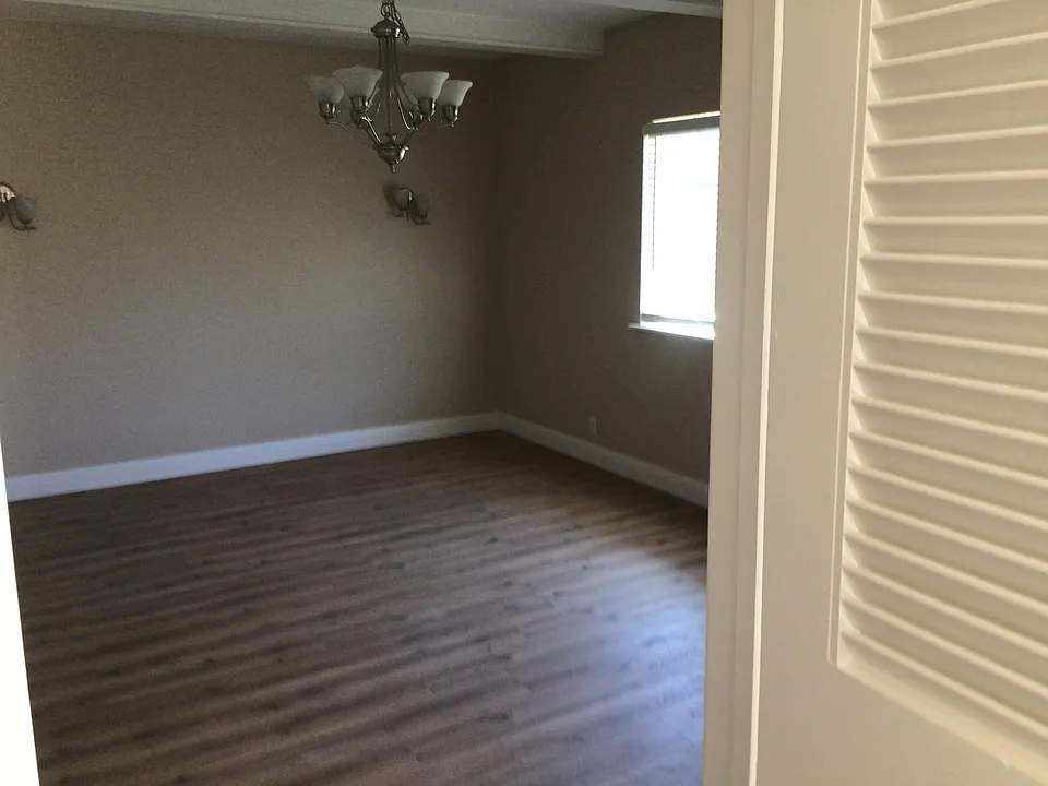 320 E Robinhood Dr