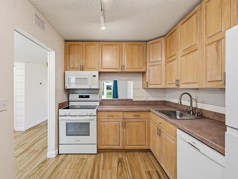 2805 Casita Way #112 — Photo 2