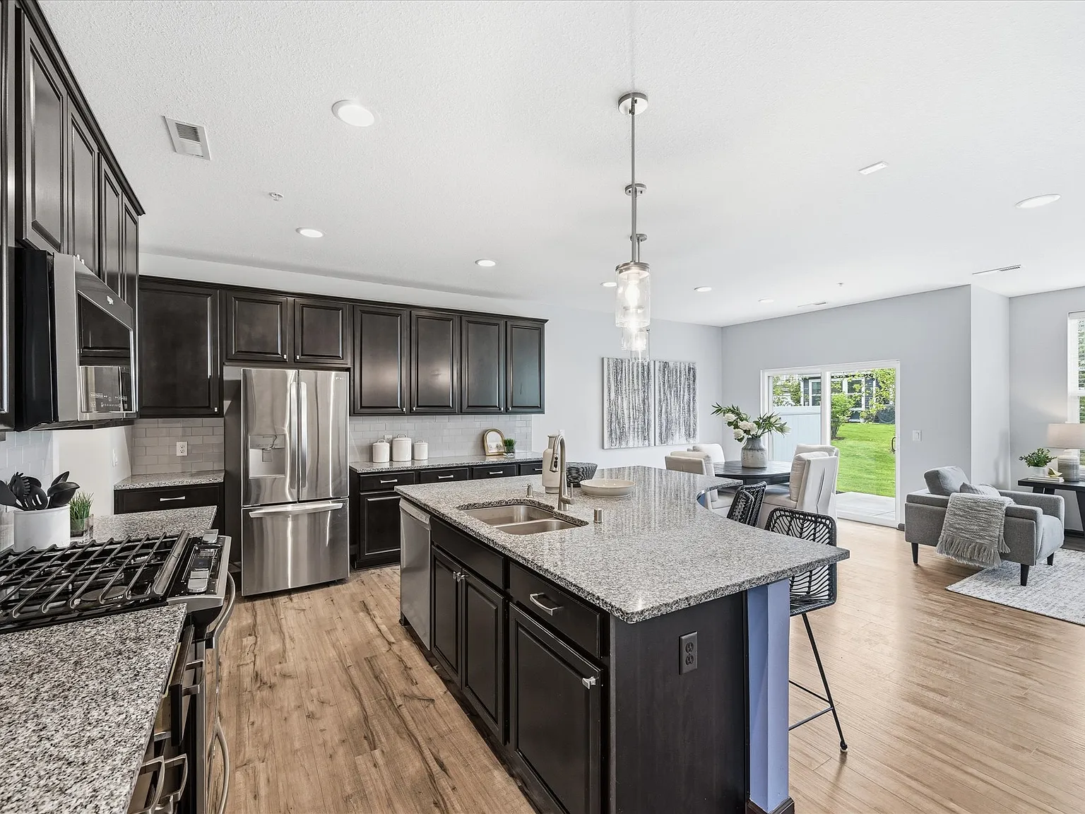 3 bed, 2414 sqft, $2,950 — Photo 3