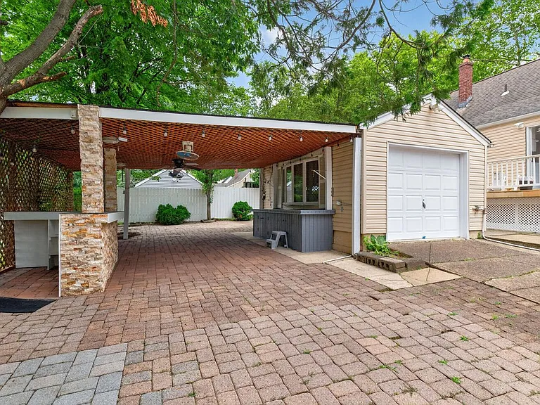 670 John St — Photo 26