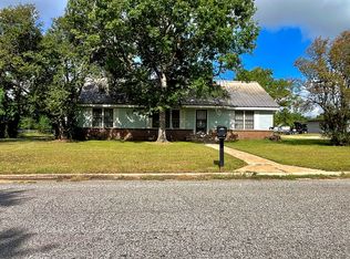 211 15th St, Hempstead, TX 77445