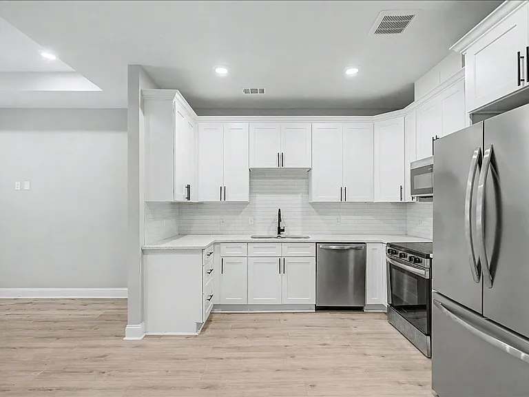 1019 W 35th St #B — Photo 7