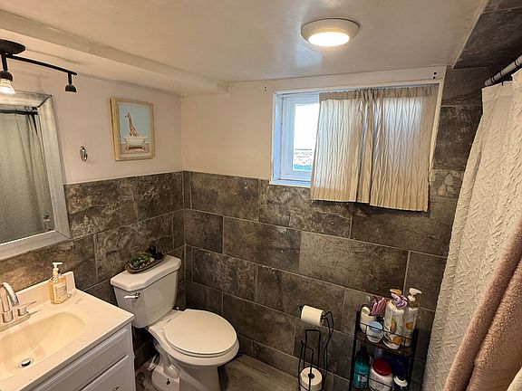 Bathroom (wide angle)