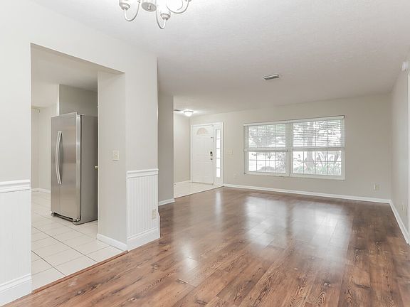 5th image of 23153 Lucerne Pl