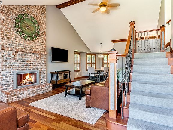 5th image of 712 NE 157th Ct