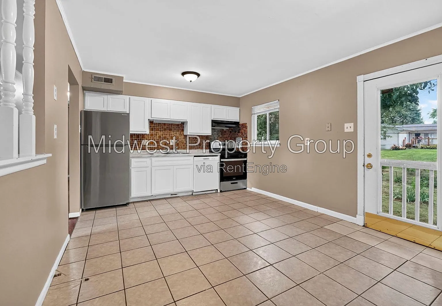 4 bed, 2.0 bath, 999 sqft, $1,675 — Photo 2
