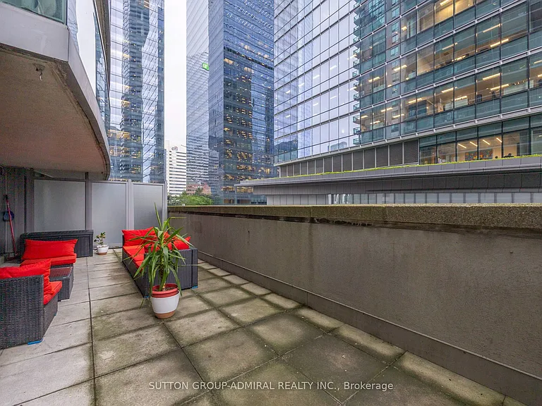 30 Grand Trunk Cres #309 — Photo 24