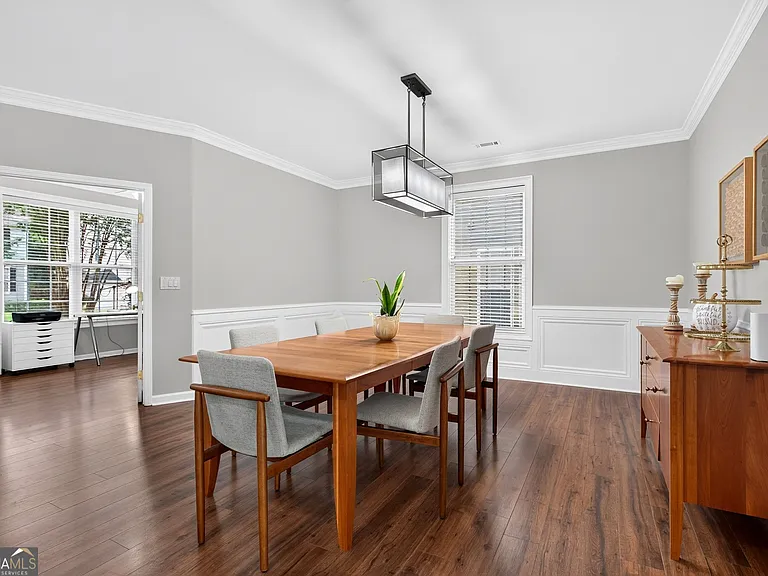 323 Revolution Dr — Photo 4