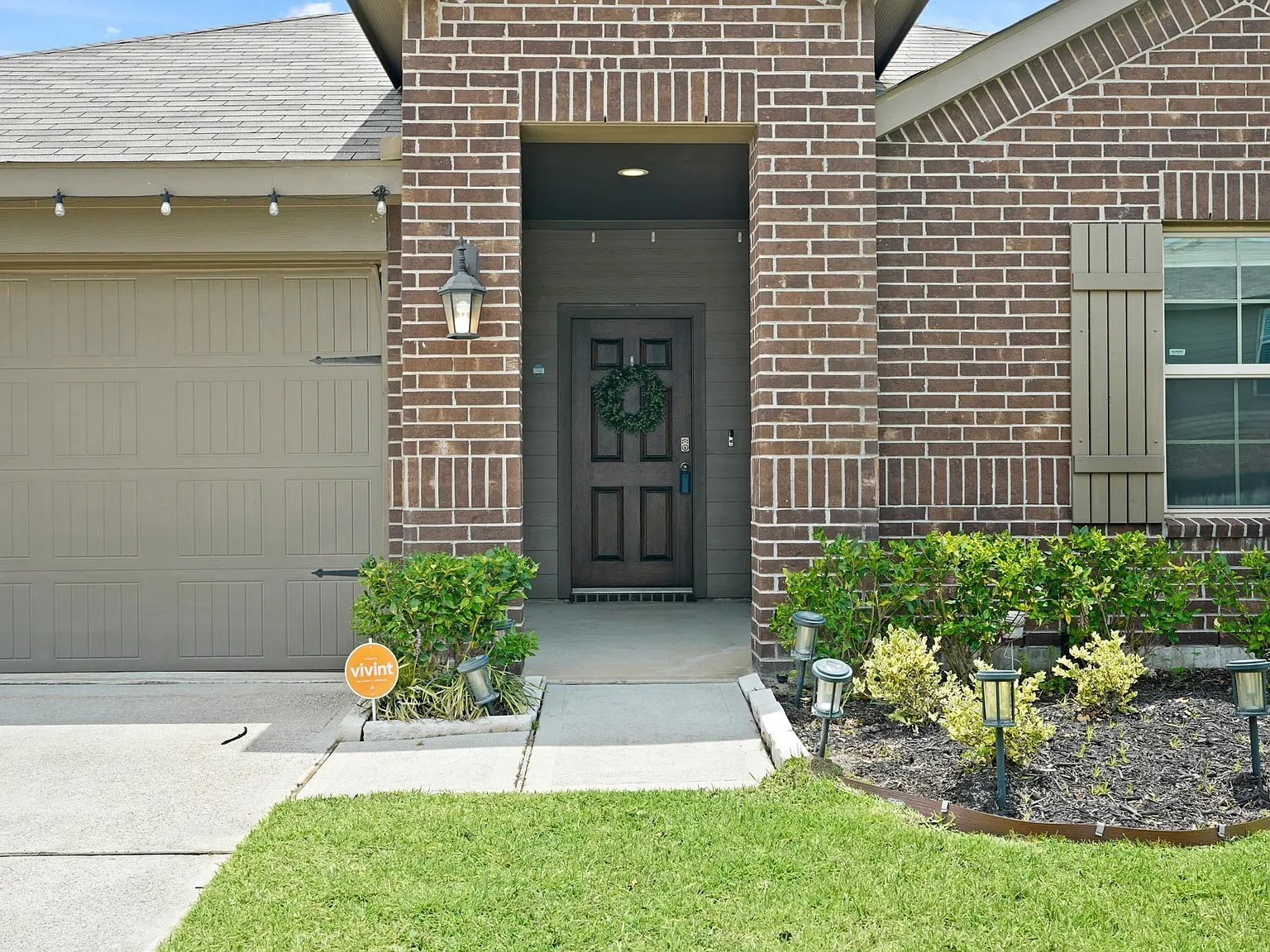 4 bed, 2.0 bath, 2051 sqft, $2,500 — Photo 3