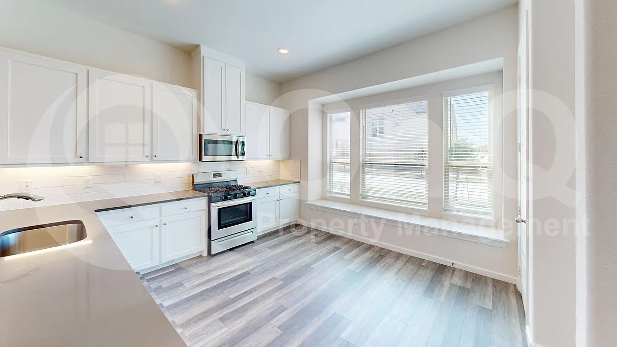 4 bed, 2.5 bath, 2159 sqft, $2,449 — Photo 4
