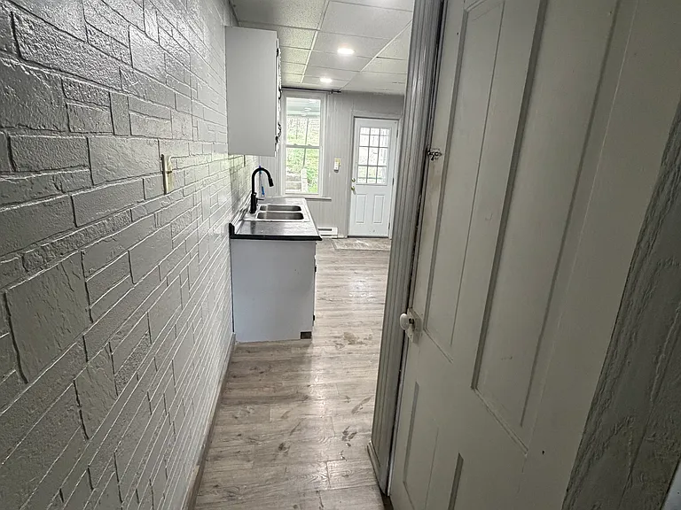 1219 W Walnut St — Photo 9