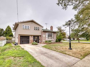 10 Clinton Pl, Massapequa, NY 11758