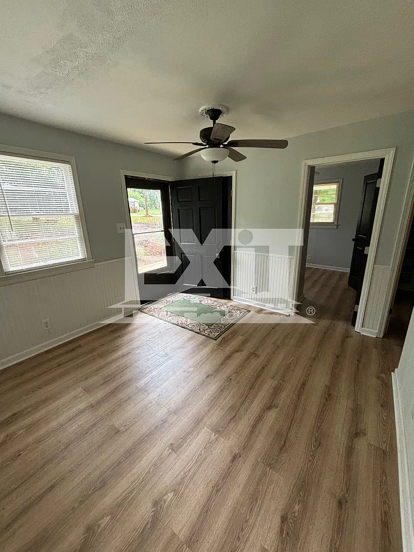 Charming 3 Bed 1.5 Bath Home in Bracey, VA — Photo 4