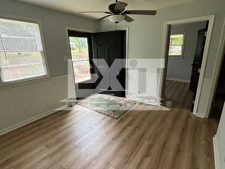 406 Hawthorne Dr — Photo 4