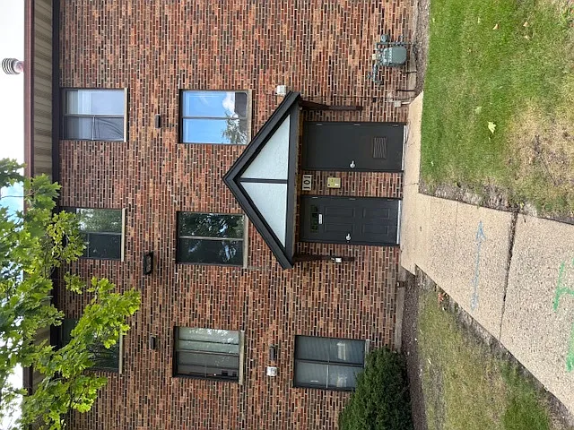 2 bed, 1.5 bath, 890 sqft, $1,950 — Photo 2