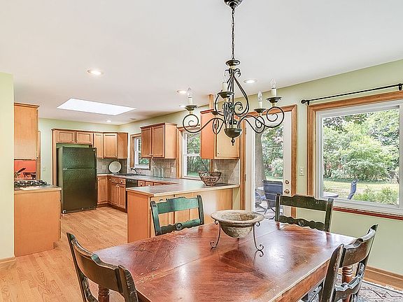 4th image of 18805 Cambridge Blvd