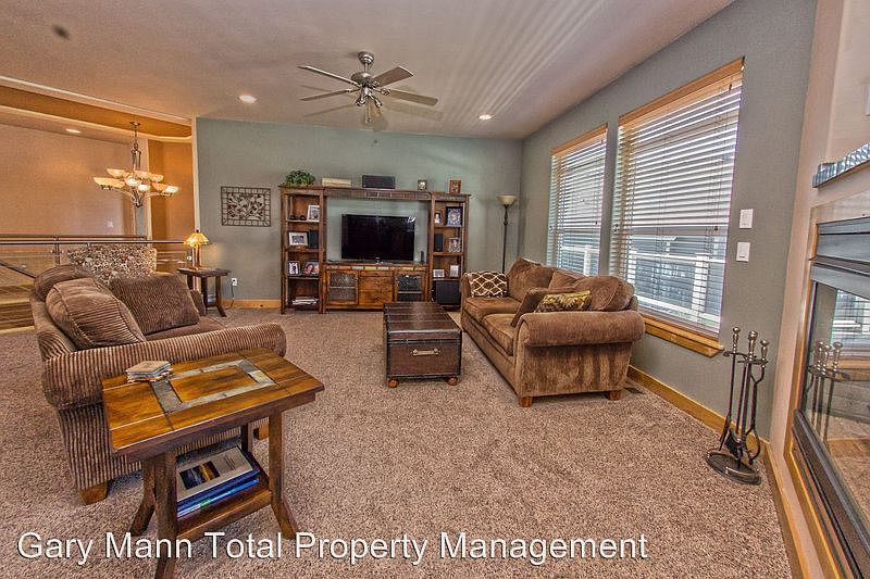 1st image of 810 Camas Pl