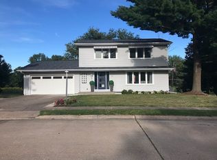 2853 Fairhaven Rd, Davenport, IA 52803