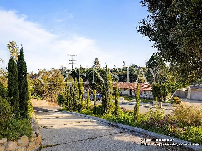 Exterior / driveway