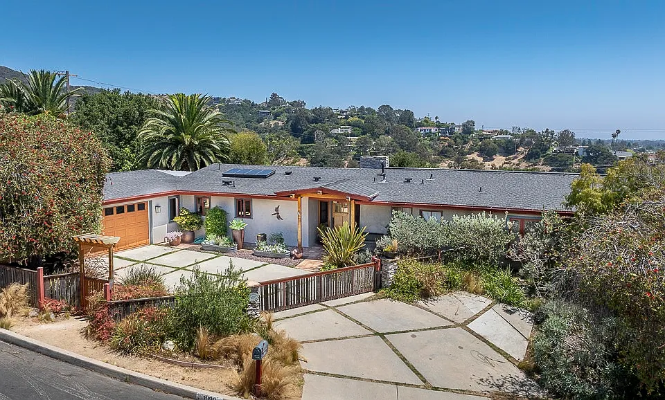 1090 El Medio Ave