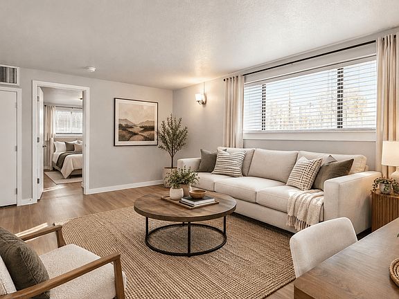 4th image of 701 28th St Unit 303