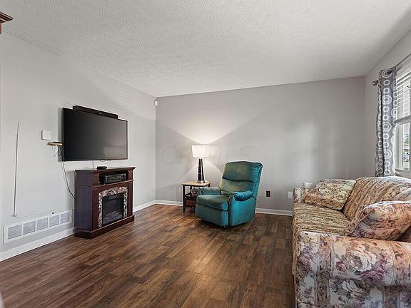 3rd image of 2094 Summer Breeze Dr