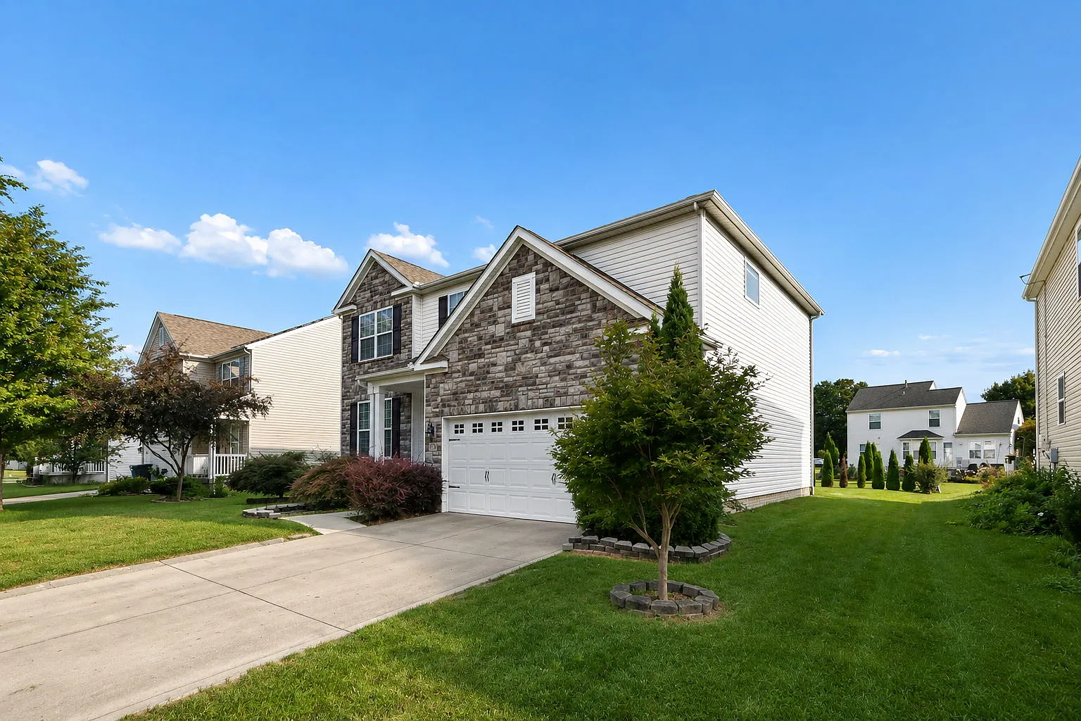 4 bed, 2.5 bath, 2484 sqft, $2,700 — Photo 3
