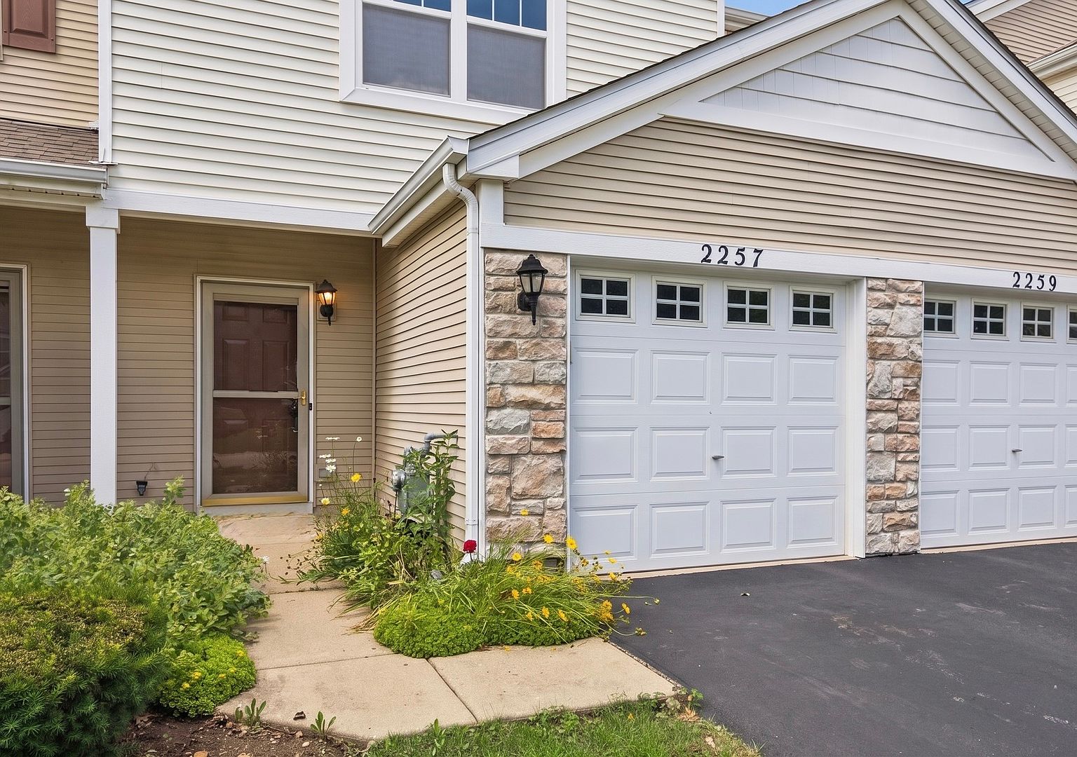 house リスト ① Undisclosed Address), Carpentersville, IL 60110 | Zillow