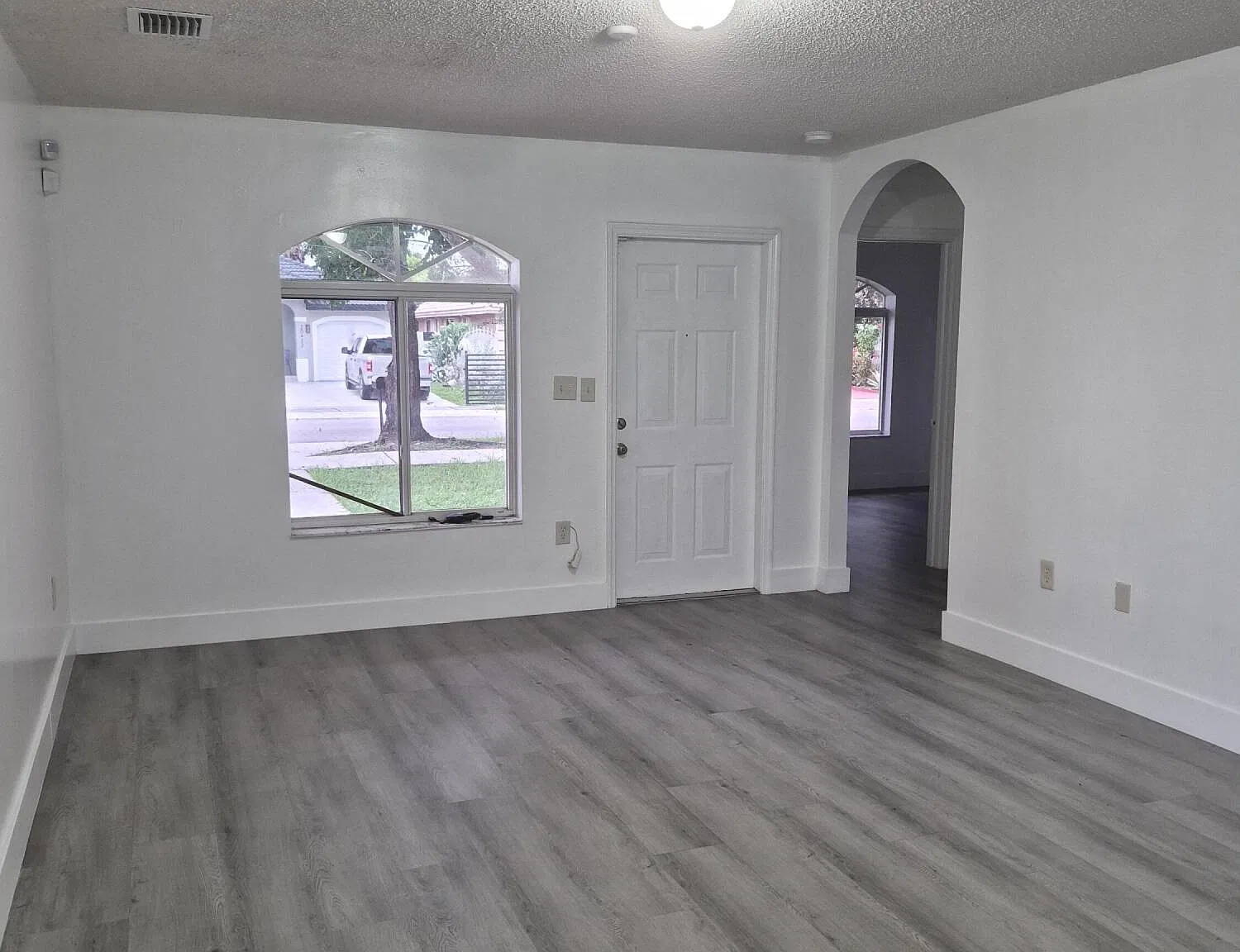 3 bed, 2.0 bath, 1358 sqft, $3,500 — Photo 2