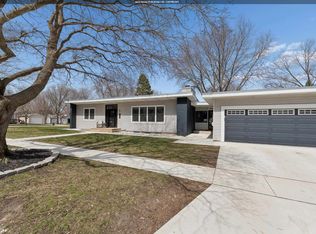 900 6th Ave S, Clear Lake, IA 50428