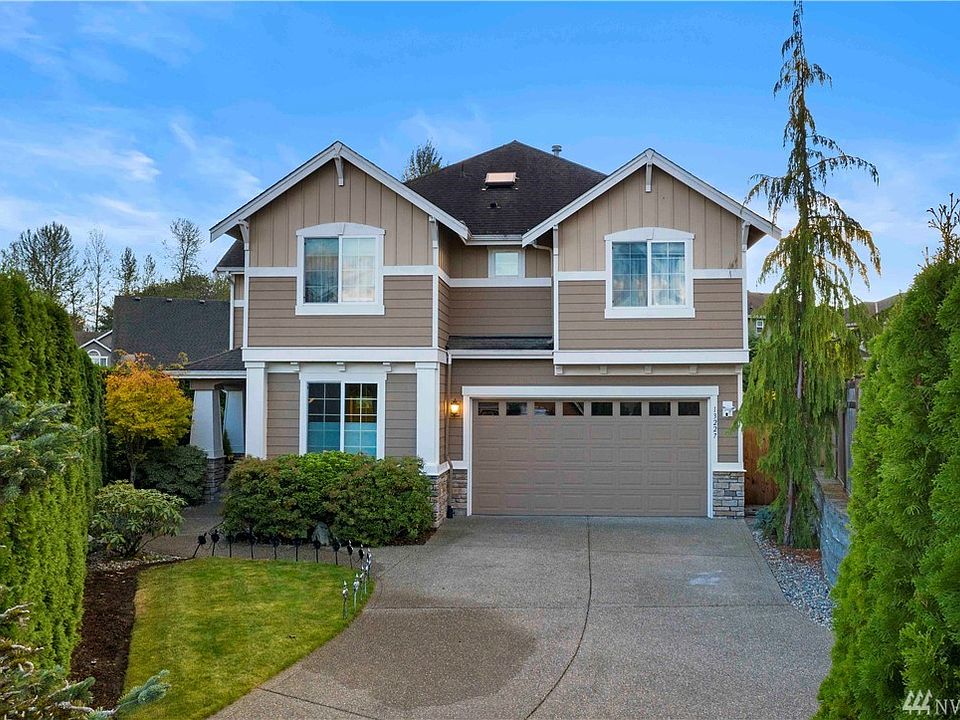 Beautiful Former Chaffey Model Home located in the Ridge at Glacier Creek