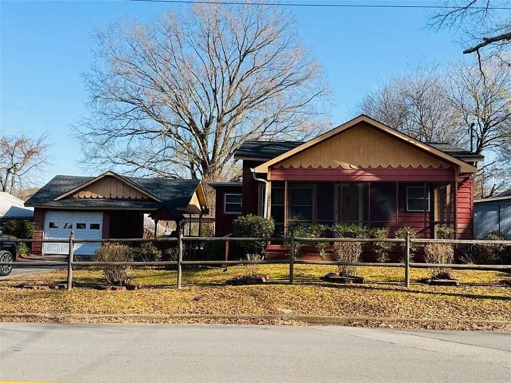 421 Cedar Ave SW photo 1